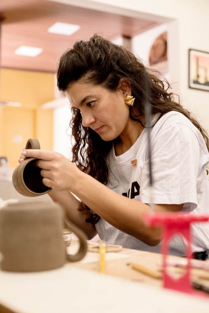 Peças de cerâmica em exposição no ateliê AMULETO ARTE E CAFÉ.